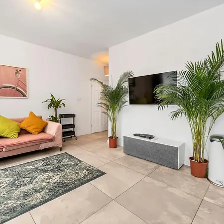Lumina Comfortable With Balcony דירה